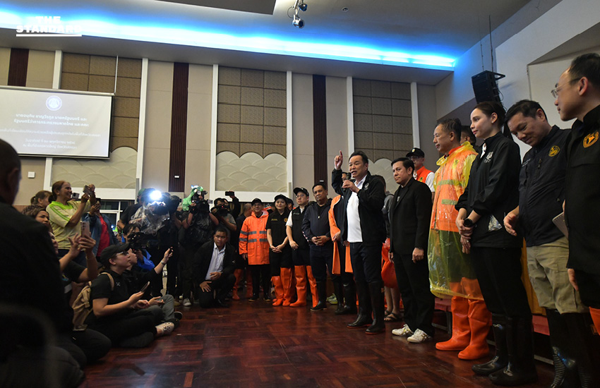 นายกฯ ลงพื้นที่ หาดใหญ่ รอบ 2 ลุยศูนย์พักพิง-ทำอาหารแจกประชาชน ย้ำสถานการณ์คลี่คลาย ครม. อนุมัติเงินเยียวยา 9,000 บาทต่อครอบครัว 6