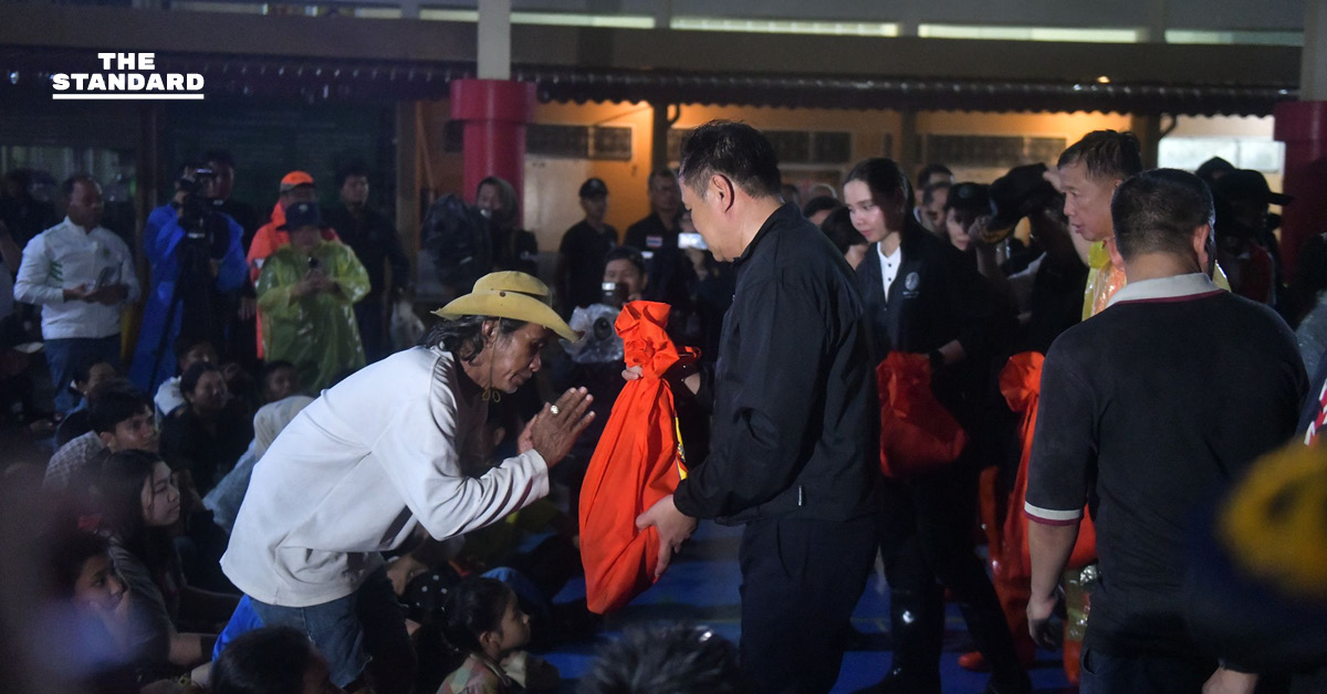 นายกฯ ลงพื้นที่ หาดใหญ่ รอบ 2 ลุยศูนย์พักพิง-ทำอาหารแจกประชาชน ย้ำสถานการณ์คลี่คลาย ครม. อนุมัติเงินเยียวยา 9,000 บาทต่อครอบครัว