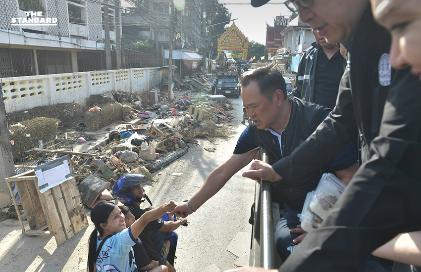 นายกฯถึง หาดใหญ่ ขึ้นรถยกสูงเข้าพื้นที่ แจกอาหาร-ยารักษาโรค ย้ำอย่าลืมลงทะเบียนรับเงินเยียวยา 9,000 บาท 1