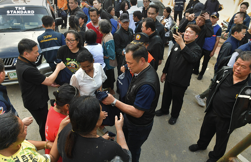 นายกฯถึง หาดใหญ่ ขึ้นรถยกสูงเข้าพื้นที่ แจกอาหาร-ยารักษาโรค ย้ำอย่าลืมลงทะเบียนรับเงินเยียวยา 9,000 บาท 10