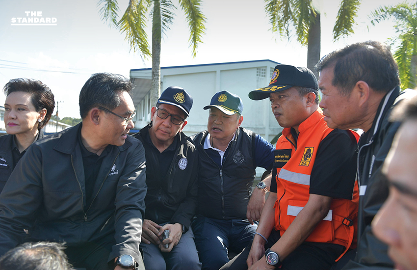 นายกฯถึง หาดใหญ่ ขึ้นรถยกสูงเข้าพื้นที่ แจกอาหาร-ยารักษาโรค ย้ำอย่าลืมลงทะเบียนรับเงินเยียวยา 9,000 บาท 2