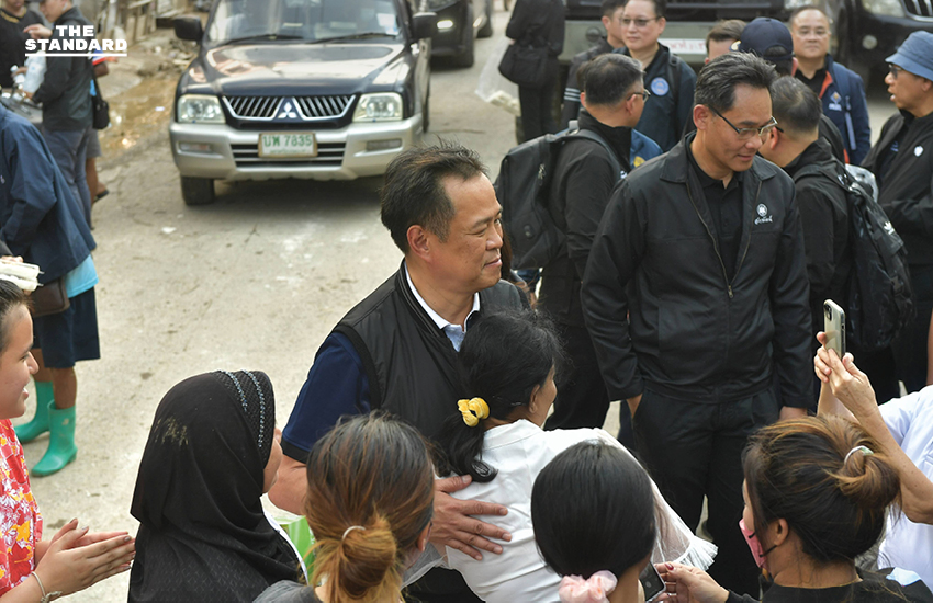 นายกฯถึง หาดใหญ่ ขึ้นรถยกสูงเข้าพื้นที่ แจกอาหาร-ยารักษาโรค ย้ำอย่าลืมลงทะเบียนรับเงินเยียวยา 9,000 บาท 3