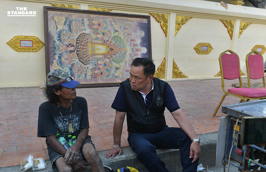 นายกฯถึง หาดใหญ่ ขึ้นรถยกสูงเข้าพื้นที่ แจกอาหาร-ยารักษาโรค ย้ำอย่าลืมลงทะเบียนรับเงินเยียวยา 9,000 บาท 4