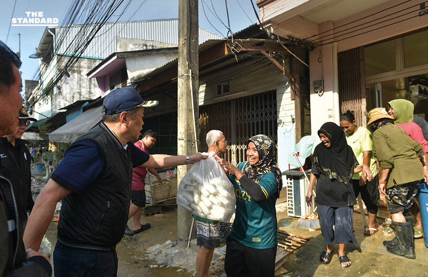 นายกฯถึง หาดใหญ่ ขึ้นรถยกสูงเข้าพื้นที่ แจกอาหาร-ยารักษาโรค ย้ำอย่าลืมลงทะเบียนรับเงินเยียวยา 9,000 บาท 5