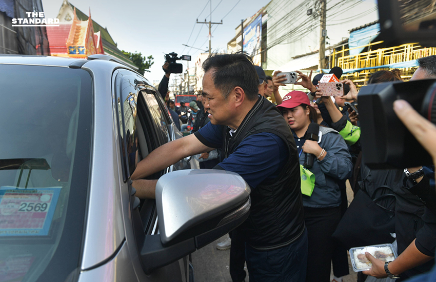 นายกฯถึง หาดใหญ่ ขึ้นรถยกสูงเข้าพื้นที่ แจกอาหาร-ยารักษาโรค ย้ำอย่าลืมลงทะเบียนรับเงินเยียวยา 9,000 บาท 6