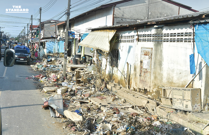 นายกฯถึง หาดใหญ่ ขึ้นรถยกสูงเข้าพื้นที่ แจกอาหาร-ยารักษาโรค ย้ำอย่าลืมลงทะเบียนรับเงินเยียวยา 9,000 บาท 7