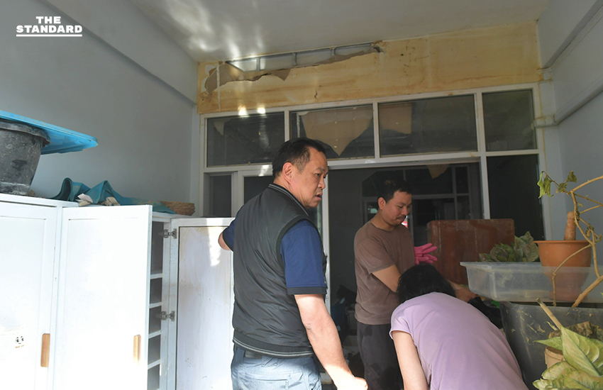 นายกฯถึง หาดใหญ่ ขึ้นรถยกสูงเข้าพื้นที่ แจกอาหาร-ยารักษาโรค ย้ำอย่าลืมลงทะเบียนรับเงินเยียวยา 9,000 บาท 8