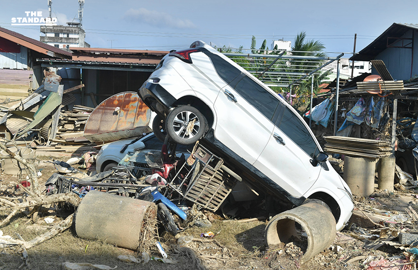 นายกฯถึง หาดใหญ่ ขึ้นรถยกสูงเข้าพื้นที่ แจกอาหาร-ยารักษาโรค ย้ำอย่าลืมลงทะเบียนรับเงินเยียวยา 9,000 บาท 9