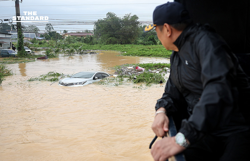 นายกฯ นั่งรถทหารตรวจน้ำท่วม หาดใหญ่ รับกดดัน ห่วงประชาชน เตรียมกลับ กทม. ประชุมด่วนออกมาตรการเยียวยา-ฟื้นฟู 1