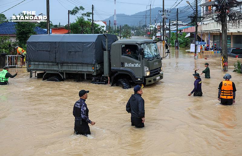 นายกฯ นั่งรถทหารตรวจน้ำท่วม หาดใหญ่ รับกดดัน ห่วงประชาชน เตรียมกลับ กทม. ประชุมด่วนออกมาตรการเยียวยา-ฟื้นฟู 2