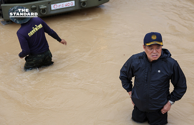 นายกฯ นั่งรถทหารตรวจน้ำท่วม หาดใหญ่ รับกดดัน ห่วงประชาชน เตรียมกลับ กทม. ประชุมด่วนออกมาตรการเยียวยา-ฟื้นฟู 3