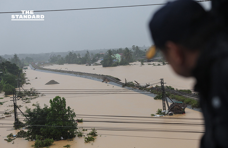 นายกฯ นั่งรถทหารตรวจน้ำท่วม หาดใหญ่ รับกดดัน ห่วงประชาชน เตรียมกลับ กทม. ประชุมด่วนออกมาตรการเยียวยา-ฟื้นฟู 4