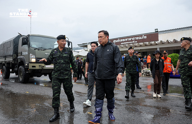 นายกฯ นั่งรถทหารตรวจน้ำท่วม หาดใหญ่ รับกดดัน ห่วงประชาชน เตรียมกลับ กทม. ประชุมด่วนออกมาตรการเยียวยา-ฟื้นฟู 5