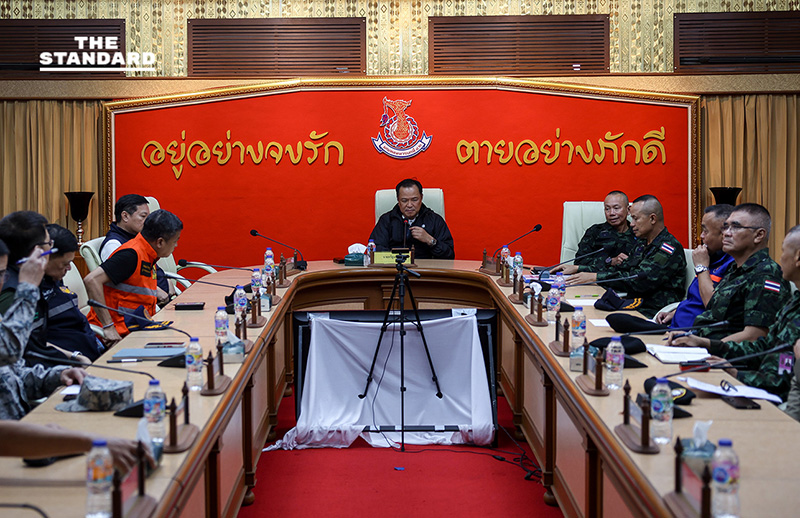 นายกฯ นั่งรถทหารตรวจน้ำท่วม หาดใหญ่ รับกดดัน ห่วงประชาชน เตรียมกลับ กทม. ประชุมด่วนออกมาตรการเยียวยา-ฟื้นฟู 6