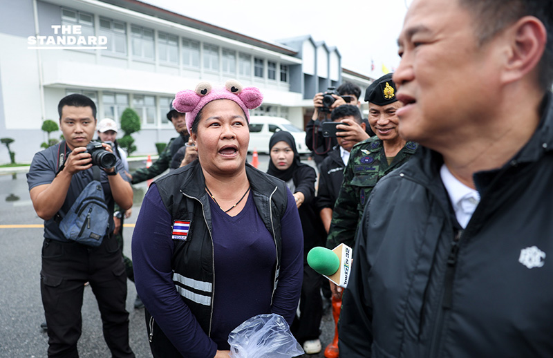 นายกฯ นั่งรถทหารตรวจน้ำท่วม หาดใหญ่ รับกดดัน ห่วงประชาชน เตรียมกลับ กทม. ประชุมด่วนออกมาตรการเยียวยา-ฟื้นฟู 7