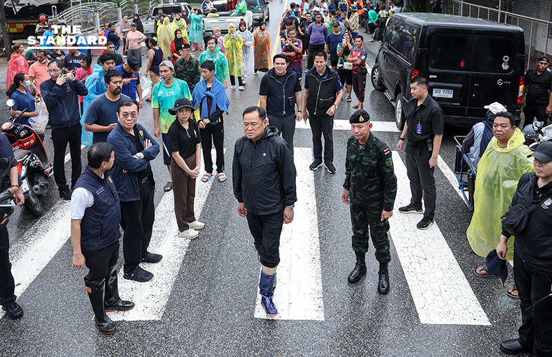 นายกฯ นั่งรถทหารตรวจน้ำท่วม หาดใหญ่ รับกดดัน ห่วงประชาชน เตรียมกลับ กทม. ประชุมด่วนออกมาตรการเยียวยา-ฟื้นฟู 8