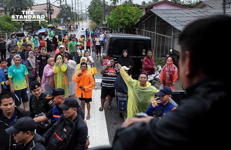 นายกฯ นั่งรถทหารตรวจน้ำท่วม หาดใหญ่ รับกดดัน ห่วงประชาชน เตรียมกลับ กทม. ประชุมด่วนออกมาตรการเยียวยา-ฟื้นฟู 9