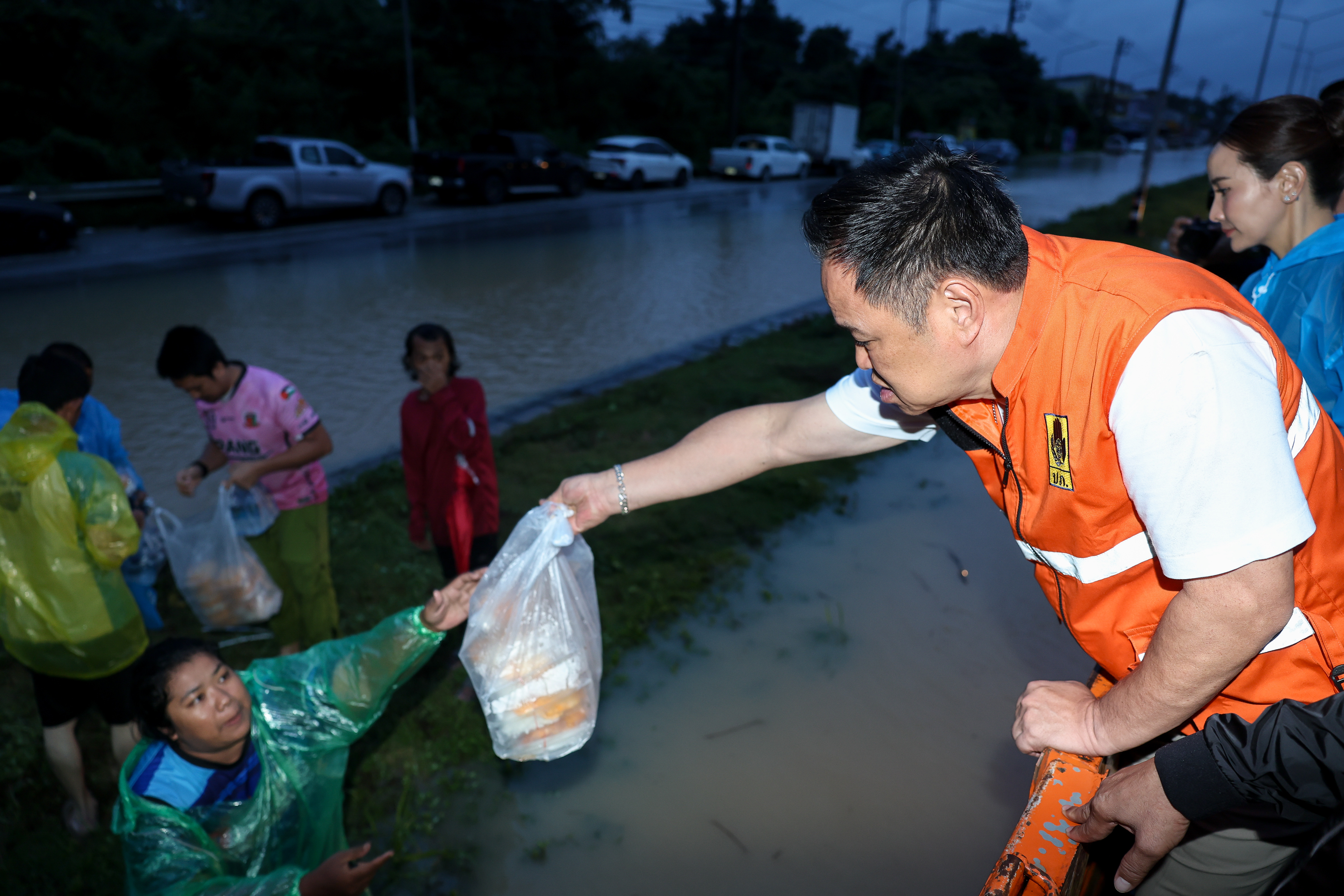 นายกฯ ตากฝน ตรวจน้ำท่วม หาดใหญ่ ให้กำลังใจประชาชนถึงที่ พร้อมมอบถุงยังชีพถึงมือ 6