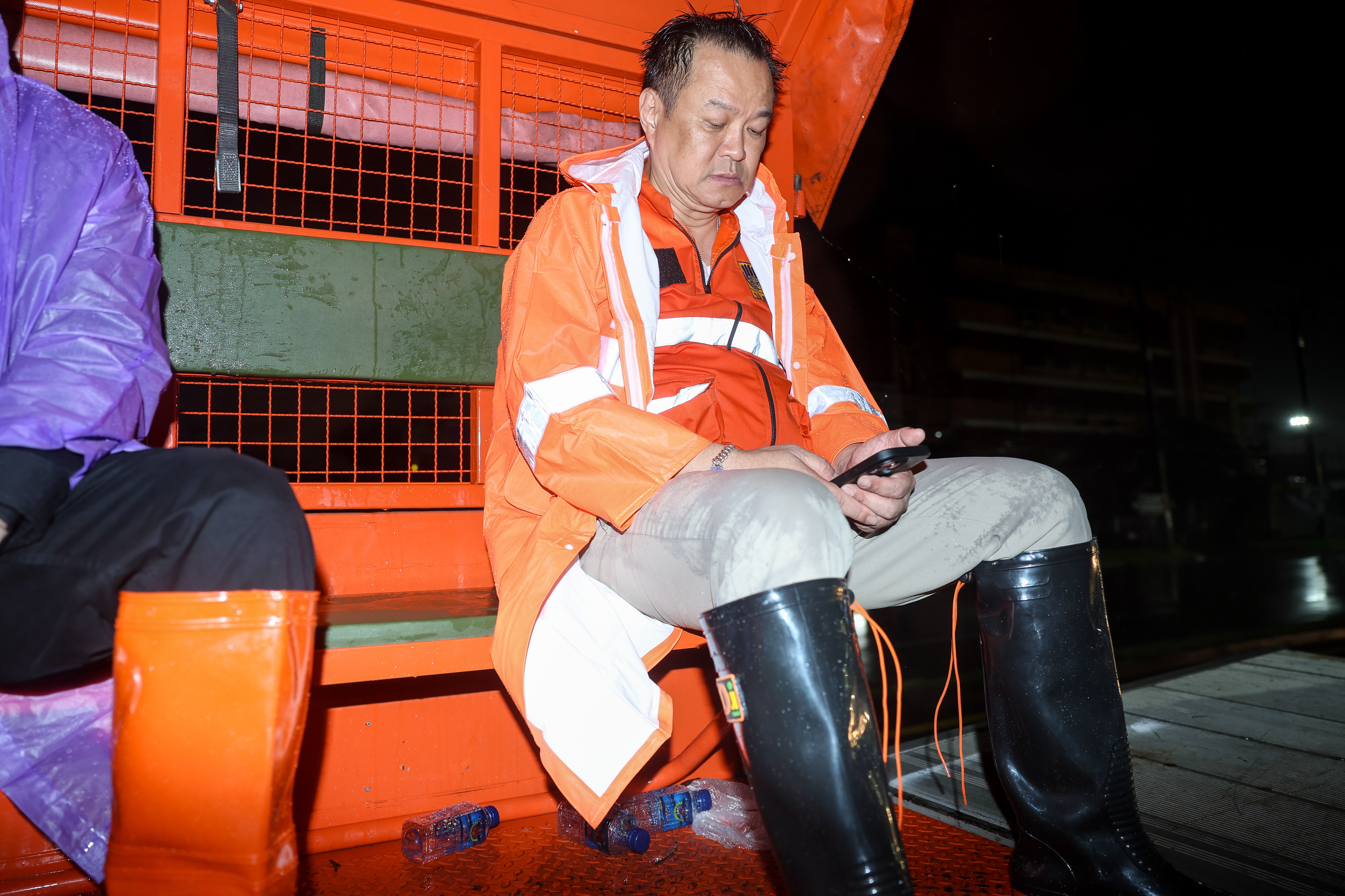 นายกฯ ตากฝน ตรวจน้ำท่วม หาดใหญ่ ให้กำลังใจประชาชนถึงที่ พร้อมมอบถุงยังชีพถึงมือ 8