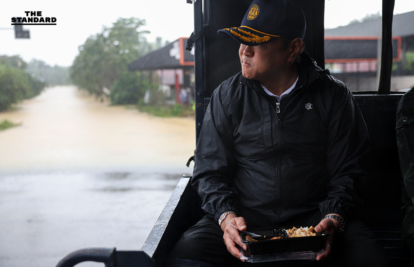 นายกฯ ลงพื้นที่น้ำท่วม หาดใหญ่ ชาวบ้านฟ้อง โบกรถ ปภ. 2 รอบไม่จอด แต่นายกฯ มา กลับจอด 2