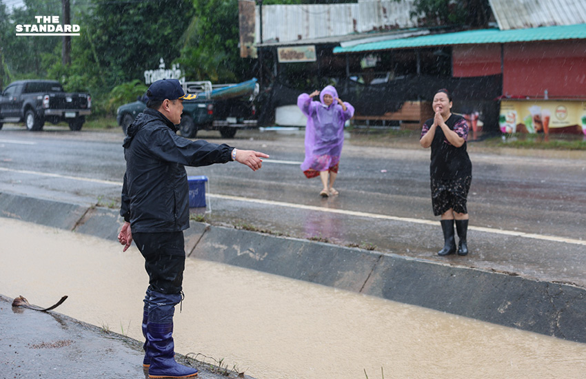 นายกฯ ลงพื้นที่น้ำท่วม หาดใหญ่ ชาวบ้านฟ้อง โบกรถ ปภ. 2 รอบไม่จอด แต่นายกฯ มา กลับจอด 3