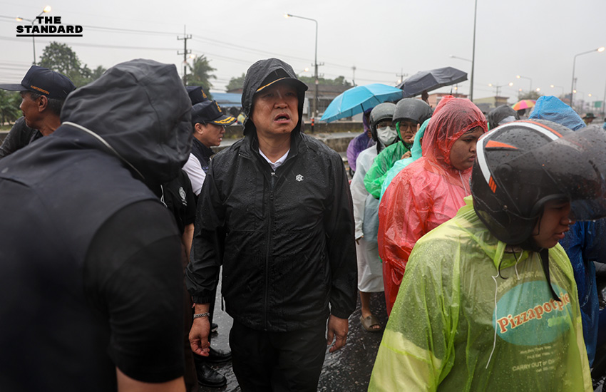 นายกฯ ลงพื้นที่น้ำท่วม หาดใหญ่ ชาวบ้านฟ้อง โบกรถ ปภ. 2 รอบไม่จอด แต่นายกฯ มา กลับจอด 4