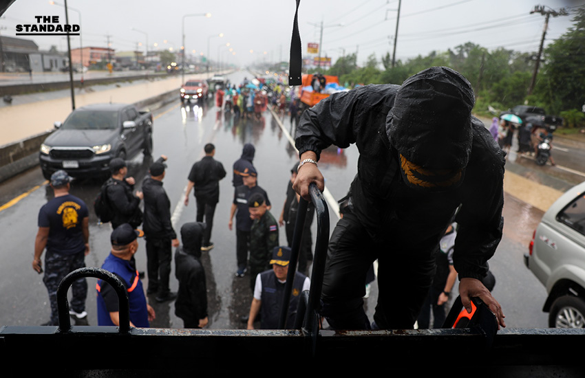 นายกฯ ลงพื้นที่น้ำท่วม หาดใหญ่ ชาวบ้านฟ้อง โบกรถ ปภ. 2 รอบไม่จอด แต่นายกฯ มา กลับจอด 5