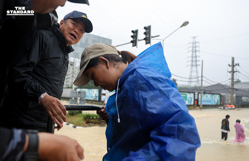 นายกฯ ลงพื้นที่น้ำท่วม หาดใหญ่ ชาวบ้านฟ้อง โบกรถ ปภ. 2 รอบไม่จอด แต่นายกฯ มา กลับจอด 8