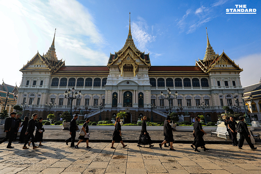 เปิดให้ประชาชนเข้ากราบถวายบังคมพระบรมศพ สมเด็จพระพันปีหลวง เป็นวันแรก ตั้งแต่ 9.00 - 21.00 น. 1