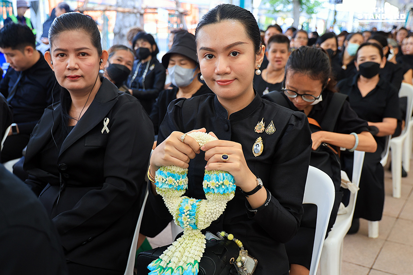 เปิดให้ประชาชนเข้ากราบถวายบังคมพระบรมศพ สมเด็จพระพันปีหลวง เป็นวันแรก ตั้งแต่ 9.00 - 21.00 น. 10