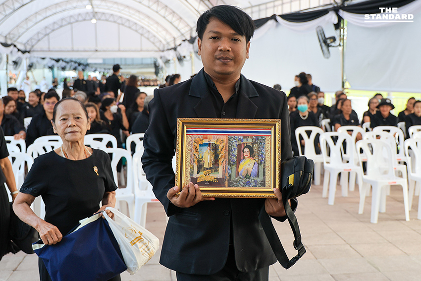 เปิดให้ประชาชนเข้ากราบถวายบังคมพระบรมศพ สมเด็จพระพันปีหลวง เป็นวันแรก ตั้งแต่ 9.00 - 21.00 น. 11