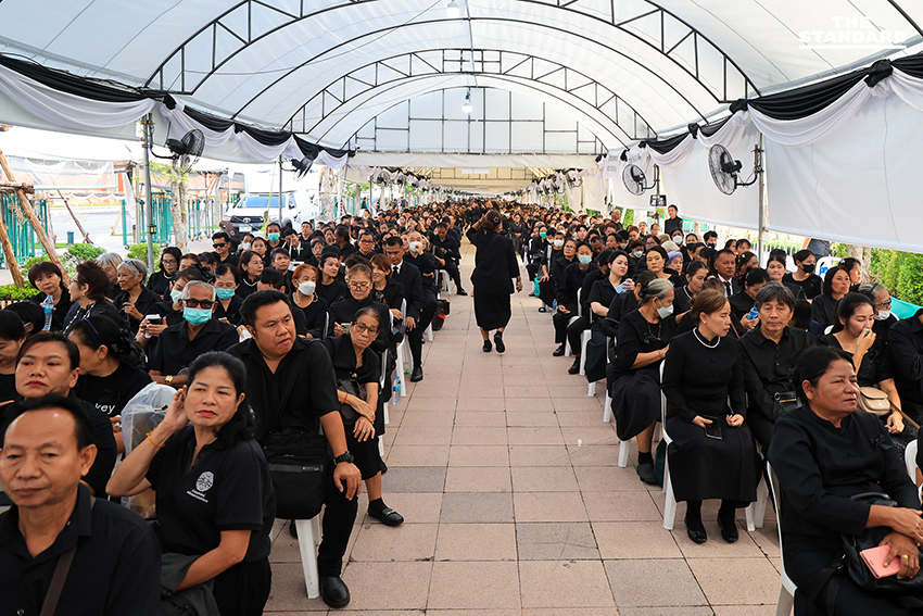 เปิดให้ประชาชนเข้ากราบถวายบังคมพระบรมศพ สมเด็จพระพันปีหลวง เป็นวันแรก ตั้งแต่ 9.00 - 21.00 น. 12