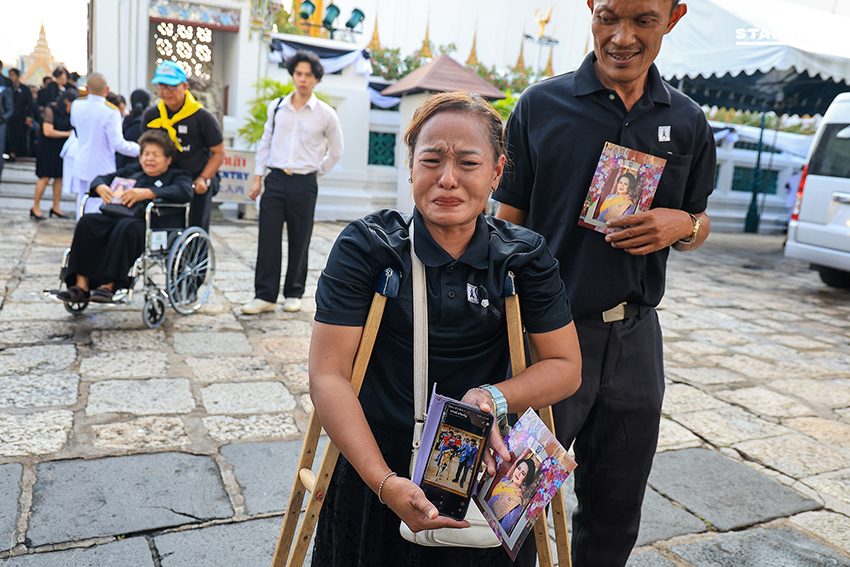 เปิดให้ประชาชนเข้ากราบถวายบังคมพระบรมศพ สมเด็จพระพันปีหลวง เป็นวันแรก ตั้งแต่ 9.00 - 21.00 น. 3