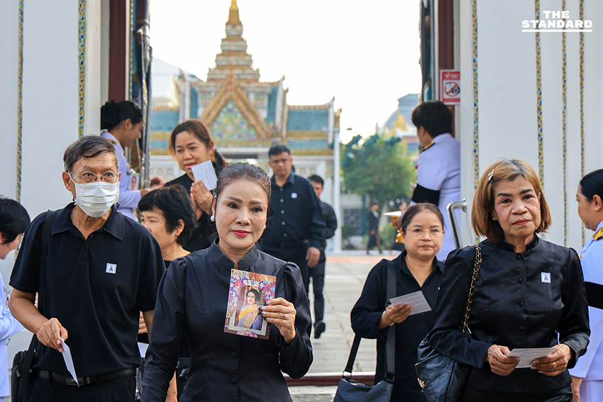 เปิดให้ประชาชนเข้ากราบถวายบังคมพระบรมศพ สมเด็จพระพันปีหลวง เป็นวันแรก ตั้งแต่ 9.00 - 21.00 น. 4