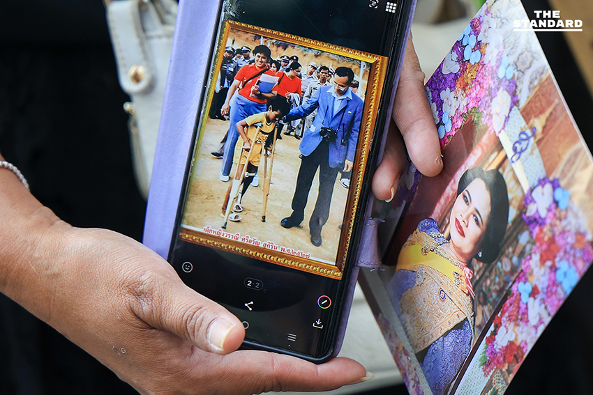 เปิดให้ประชาชนเข้ากราบถวายบังคมพระบรมศพ สมเด็จพระพันปีหลวง เป็นวันแรก ตั้งแต่ 9.00 - 21.00 น. 5