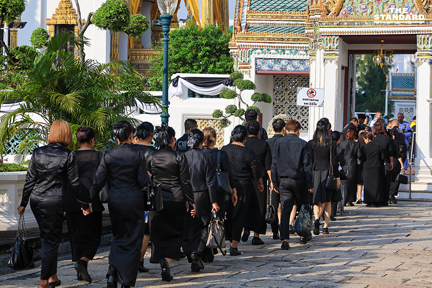 เปิดให้ประชาชนเข้ากราบถวายบังคมพระบรมศพ สมเด็จพระพันปีหลวง เป็นวันแรก ตั้งแต่ 9.00 - 21.00 น. 6