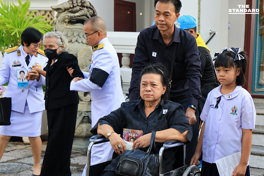 เปิดให้ประชาชนเข้ากราบถวายบังคมพระบรมศพ สมเด็จพระพันปีหลวง เป็นวันแรก ตั้งแต่ 9.00 - 21.00 น. 8