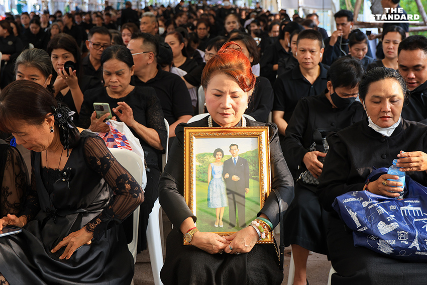 เปิดให้ประชาชนเข้ากราบถวายบังคมพระบรมศพ สมเด็จพระพันปีหลวง เป็นวันแรก ตั้งแต่ 9.00 - 21.00 น. 9