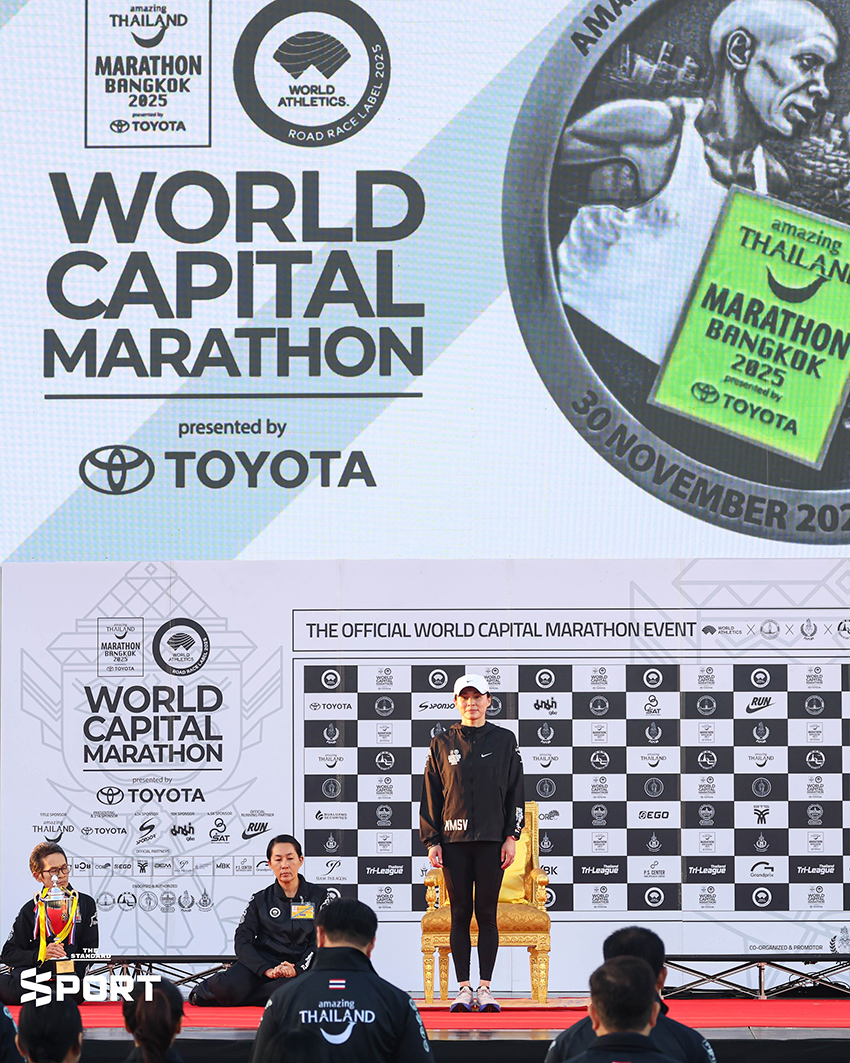 สมเด็จพระนางเจ้าฯ พระบรมราชินี เสด็จฯ ร่วมวิ่งฮาล์ฟมาราธอน 21.1 กม. กับ เอเลียด คิปโชเก ในงาน ATMBKK 2025 15