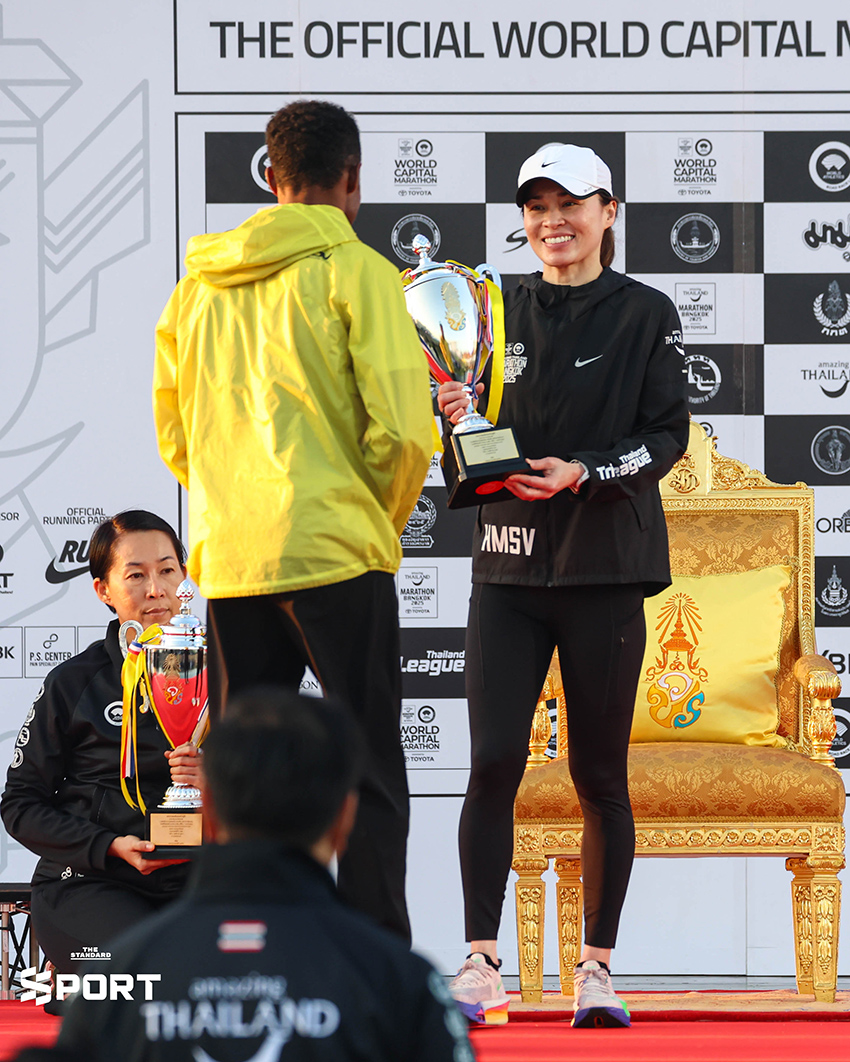 สมเด็จพระนางเจ้าฯ พระบรมราชินี เสด็จฯ ร่วมวิ่งฮาล์ฟมาราธอน 21.1 กม. กับ เอเลียด คิปโชเก ในงาน ATMBKK 2025 3