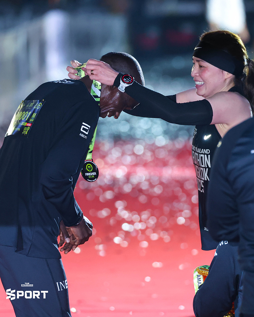 สมเด็จพระนางเจ้าฯ พระบรมราชินี เสด็จฯ ร่วมวิ่งฮาล์ฟมาราธอน 21.1 กม. กับ เอเลียด คิปโชเก ในงาน ATMBKK 2025 5