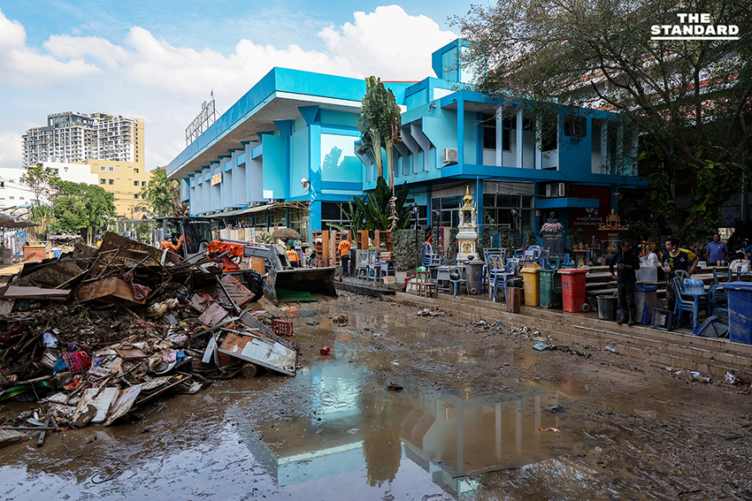 เร่งฟื้นฟู โรงเรียนหาดใหญ่วิทยาลัยสมบูรณ์กุลกันยา หลังน้ำลด ชั้นล่างจมมิด 100% ความเสียหายรวมกว่า 20 ล้านบาท 11