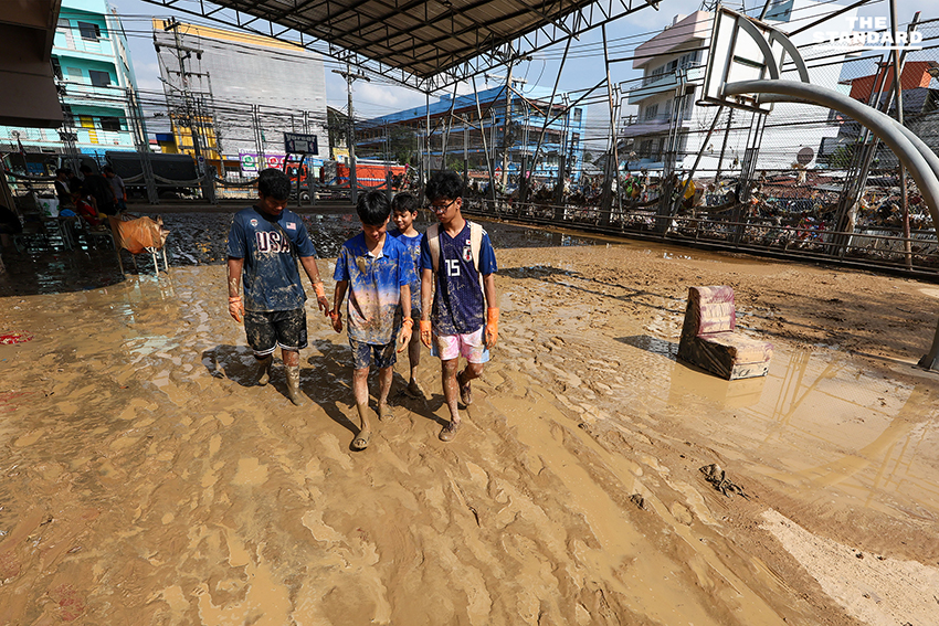 เร่งฟื้นฟู โรงเรียนหาดใหญ่วิทยาลัยสมบูรณ์กุลกันยา หลังน้ำลด ชั้นล่างจมมิด 100% ความเสียหายรวมกว่า 20 ล้านบาท 5