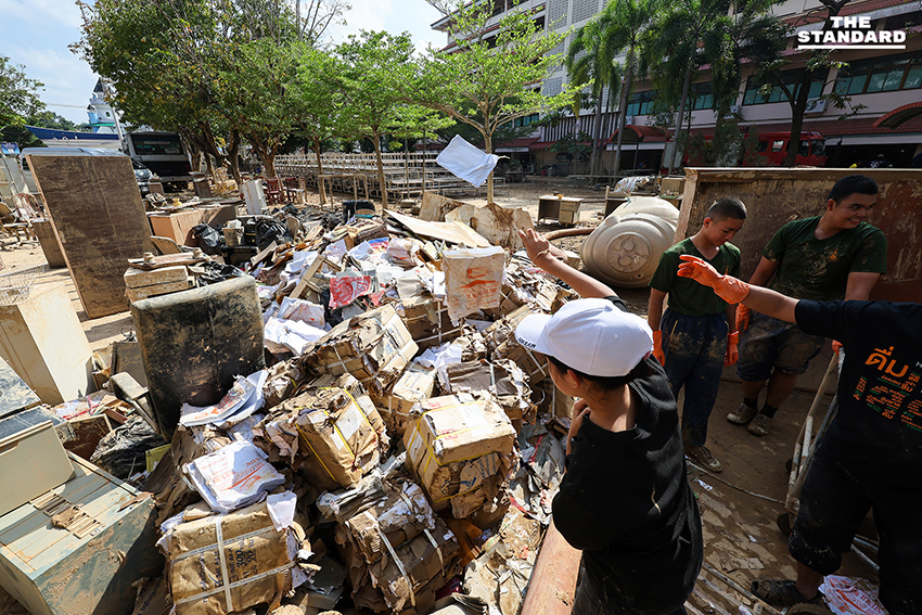 เร่งฟื้นฟู โรงเรียนหาดใหญ่วิทยาลัยสมบูรณ์กุลกันยา หลังน้ำลด ชั้นล่างจมมิด 100% ความเสียหายรวมกว่า 20 ล้านบาท 6