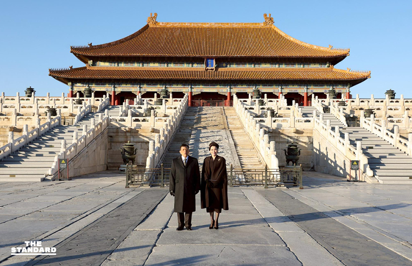 พระบาทสมเด็จพระเจ้าอยู่หัว สมเด็จพระนางเจ้า ฯ พระบรมราชินี เสด็จ ฯ ทอดพระเนตรนิทรรศการ ณ กรุงปักกิ่ง ก่อนเสด็จ ฯ กลับ ประเทศไทย 1
