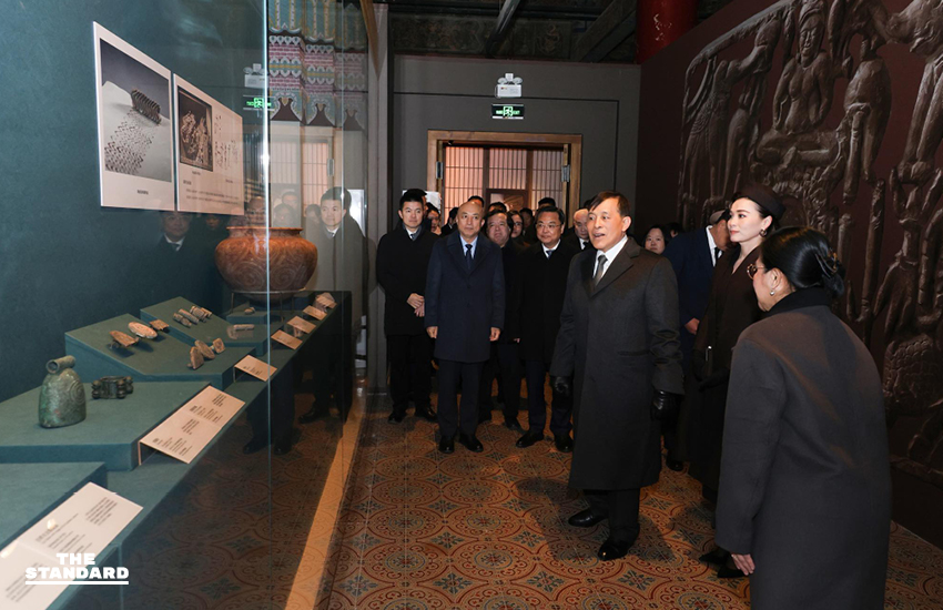 พระบาทสมเด็จพระเจ้าอยู่หัว สมเด็จพระนางเจ้า ฯ พระบรมราชินี เสด็จ ฯ ทอดพระเนตรนิทรรศการ ณ กรุงปักกิ่ง ก่อนเสด็จ ฯ กลับ ประเทศไทย 2