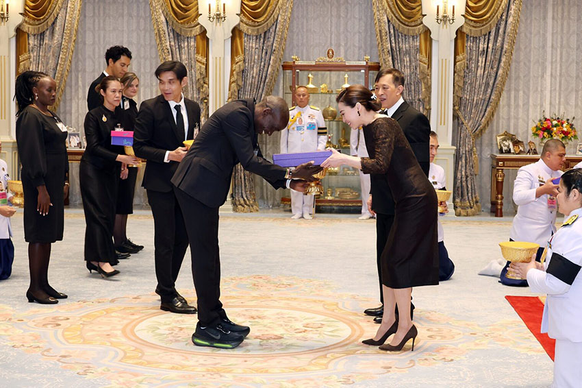 ในหลวง-พระราชินี พระราชทานพระบรมราชวโรกาสให้ ‘คิปโชเก้’ นักวิ่งชาวเคนยา เฝ้าฯ 3