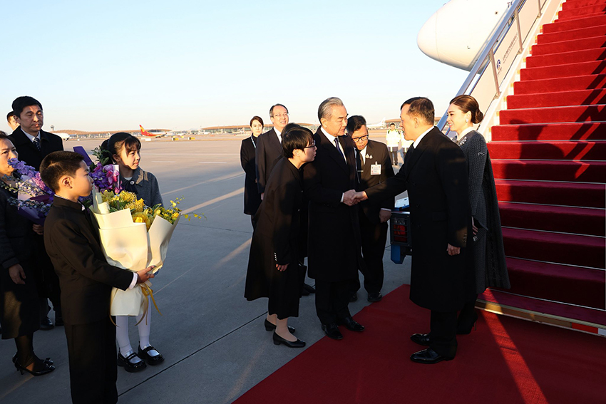 ในหลวง-พระราชินี เสด็จฯ ถึง สาธารณรัฐประชาชนจีน ในโอกาสเสด็จฯ เยือนอย่างเป็นทางการ สานสัมพันธ์ ไทย-จีน 50 ปี 1