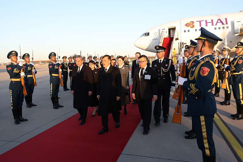ในหลวง-พระราชินี เสด็จฯ ถึง สาธารณรัฐประชาชนจีน ในโอกาสเสด็จฯ เยือนอย่างเป็นทางการ สานสัมพันธ์ ไทย-จีน 50 ปี 4