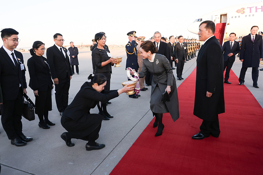 ในหลวง-พระราชินี เสด็จฯ ถึง สาธารณรัฐประชาชนจีน ในโอกาสเสด็จฯ เยือนอย่างเป็นทางการ สานสัมพันธ์ ไทย-จีน 50 ปี 5